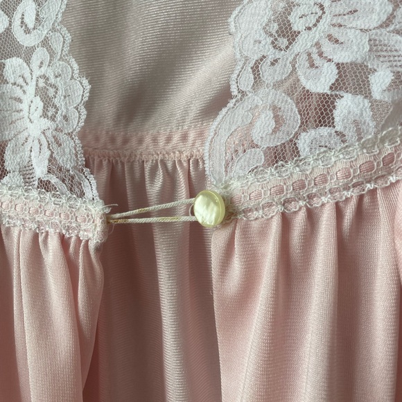 Vintage Silky Night Robe with Ruffled Sleeves and Lace Details Size Medium - Picture 10 of 13